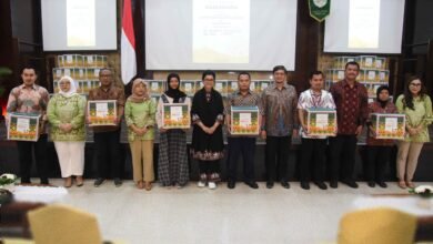 Hani Pramono Serahkan Bingkisan Idulfitri 1445 H Bagi Anak Yatim dan Pegawai Setkab