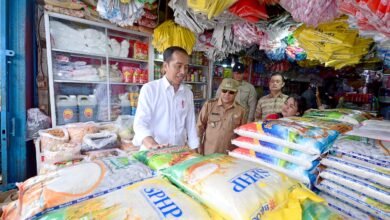 Presiden Jokowi Pantau Stabilitas Harga di Pasar Sungai Ringin Sekadau Saat Ramadan