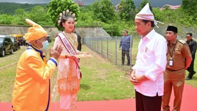 Tiba di Banggai Kepulauan, Presiden Jokowi Disambut Ketua Adat dan Masyarakat