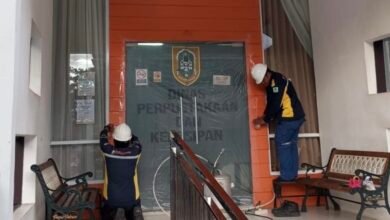 Rawat Bahan Pustaka, Dispersip Kalsel Lakukan Pemeliharaan Fumigasi