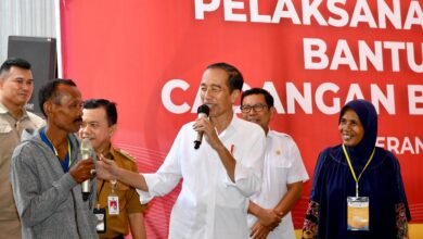 Kunjungi Gudang Bulog Pematang Kandis, Presiden Tinjau Stok Beras dan Serahkan Bantuan Pangan