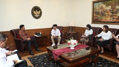 Menko Polhukam dan Staf Khusus Presiden Billy Mambrasar Bahas Percepatan Pembangunan Papua