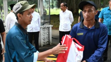 Presiden Jokowi Saksikan Penyerahan Sembako untuk Warga di Halaman Istana Bogor