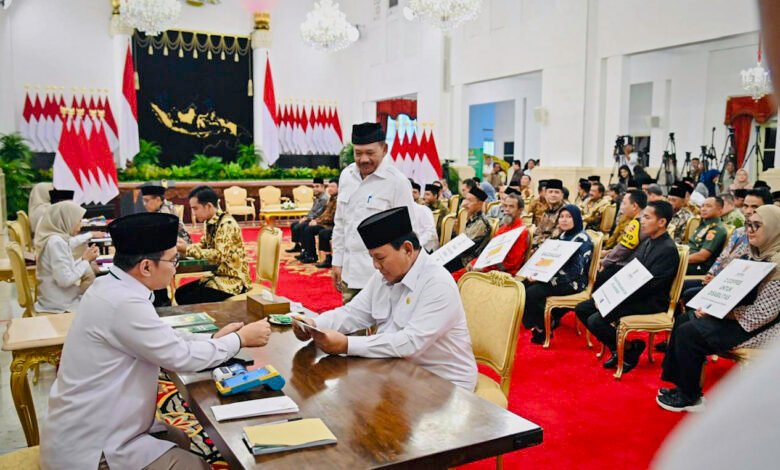 Presiden Prabowo Serahkan Zakat kepada BAZNAS di Istana Negara