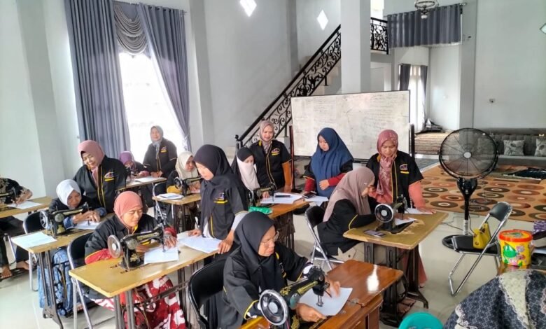 Tingkatkan Daya Saing, Pemprov Kalsel Laksanakan Mobile Training Unit Menjahit Di Kabupaten HSU